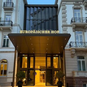 Alpha Group Aussenwerbung 3D Buchstaben Fassadenfolierung Europäischer Hof