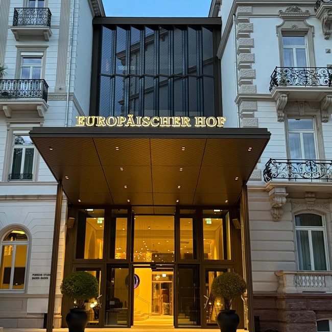 Alpha Group Aussenwerbung 3D Buchstaben Fassadenfolierung Europäischer Hof