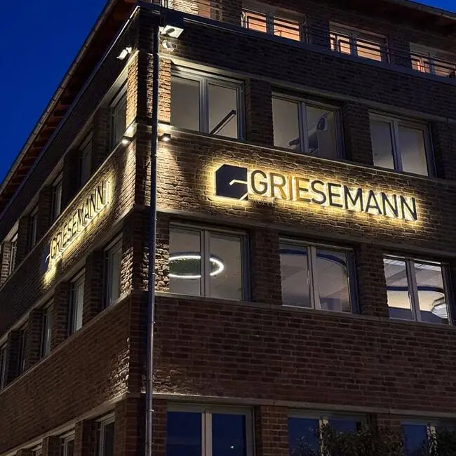 Außenwerbung Griesemann: Leuchtreklame mit 3D-Buchstaben an der Fassade