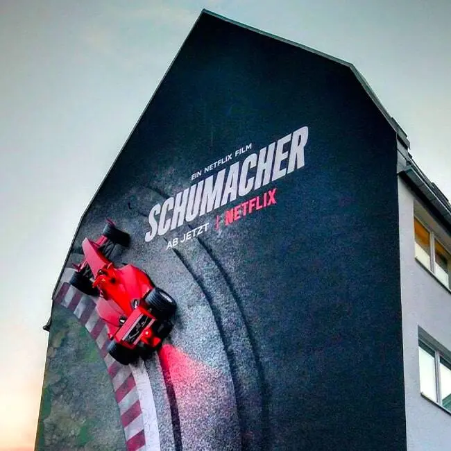 Großflächige Fassadenwerbung an einem Wohngebäude