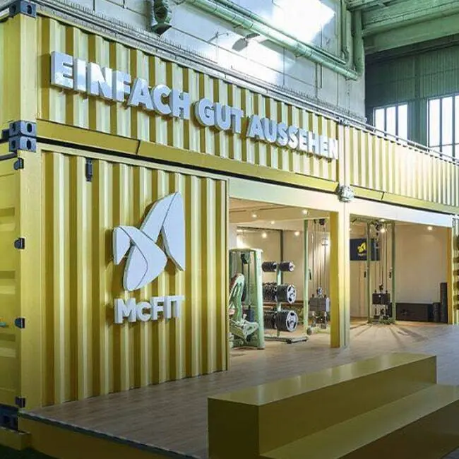 Messestand aus Containermodulen mit großformatiger Beschriftung