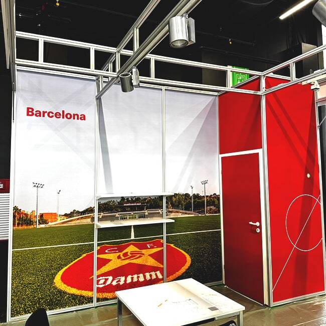 Messestand mit Profiltechnik, Grafikwänden und bedrucktem Boden