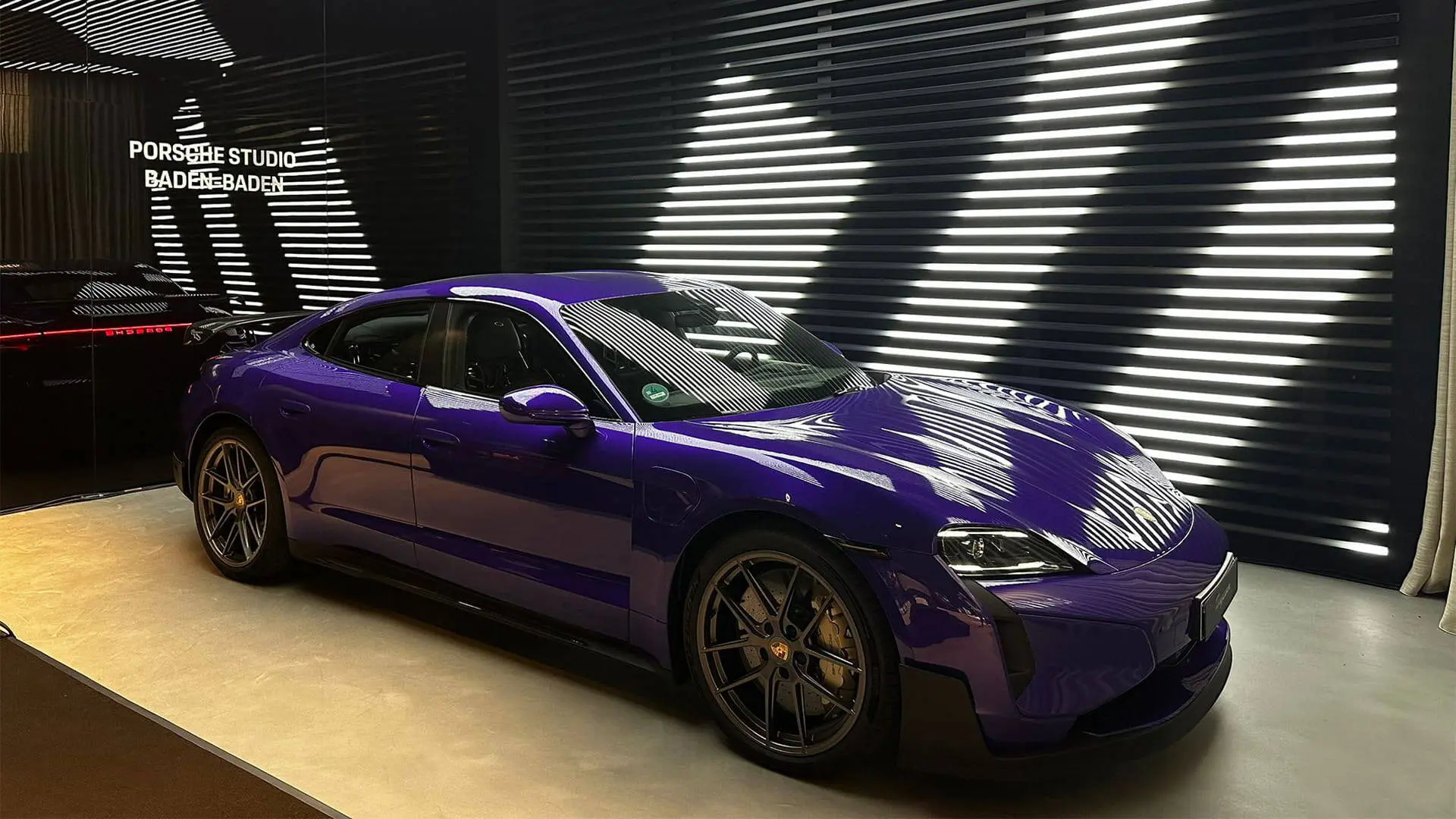 Porsche Taycan in Violett foliert von Alpha Group im Porsche Studio Baden-Baden