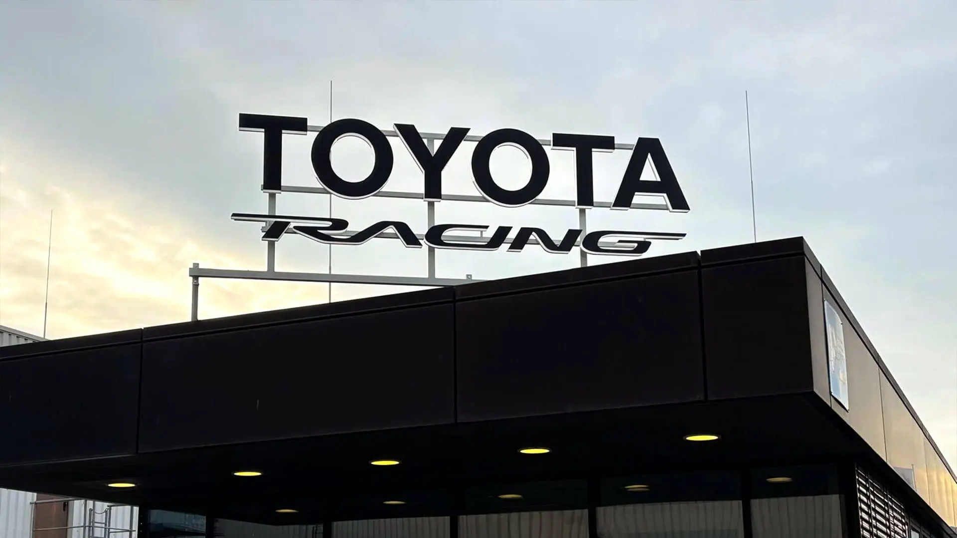 Beleuchtete Toyota-Racing-Werbeanlage als Außenwerbung auf einem Autohaus