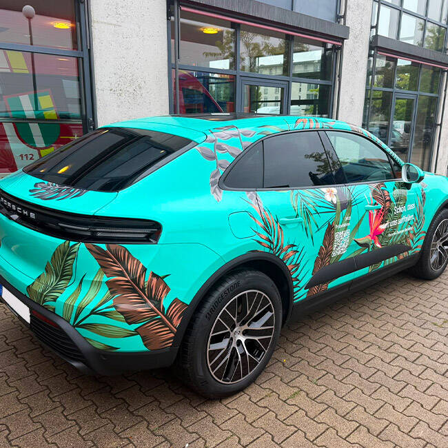 Porsche Macan mit tuerkiser Digitaldruck-Folierung im Blaettermotiv