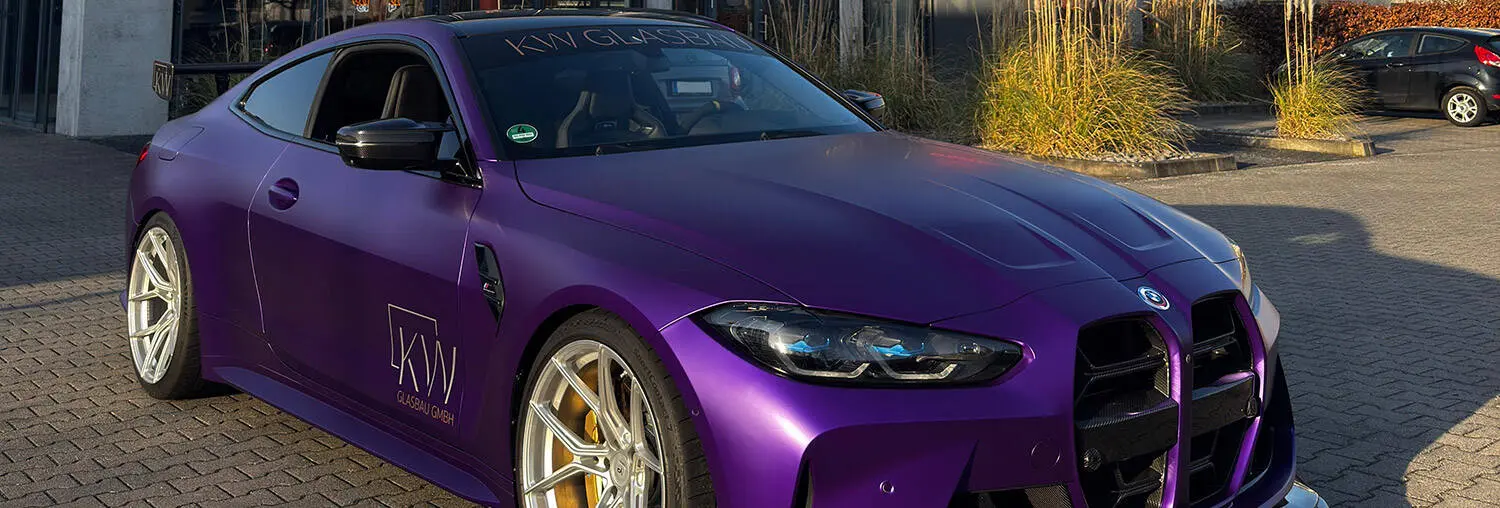 BMW M4 in violetter Folierung, ausgeführt von der Alpha Group