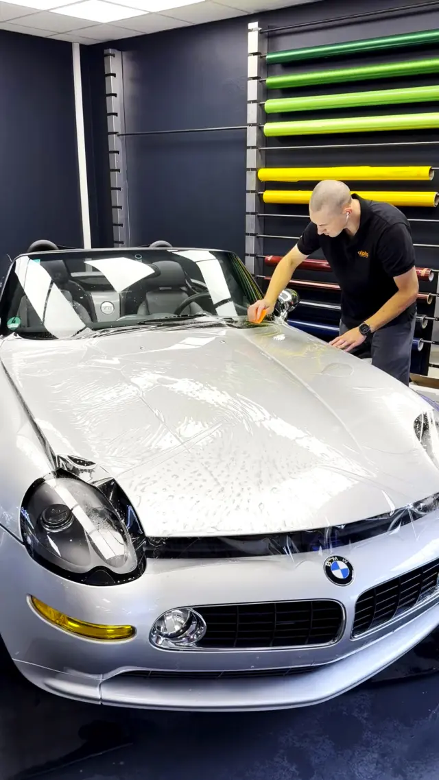Nass verklebt. Trocken unsichtbar. Dauerhaft geschützt. 💧 Motorhaube, Frontschürze und Kotflügel fangen das me …
